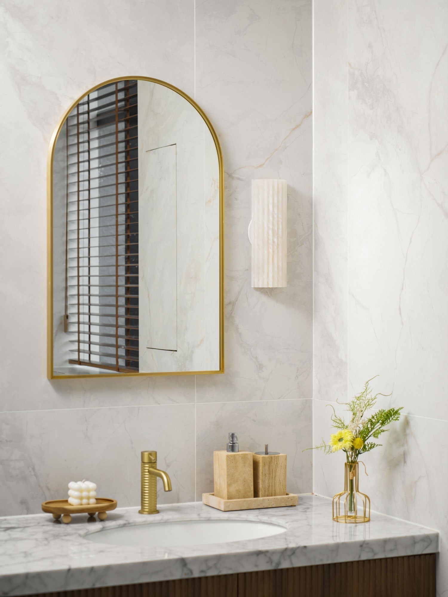 Orcarion Alabaster Wall Lamp - product image 21