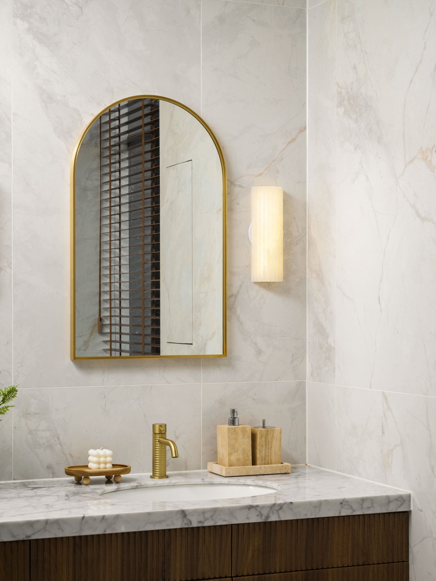 Orcarion Alabaster Wall Lamp - product image 2