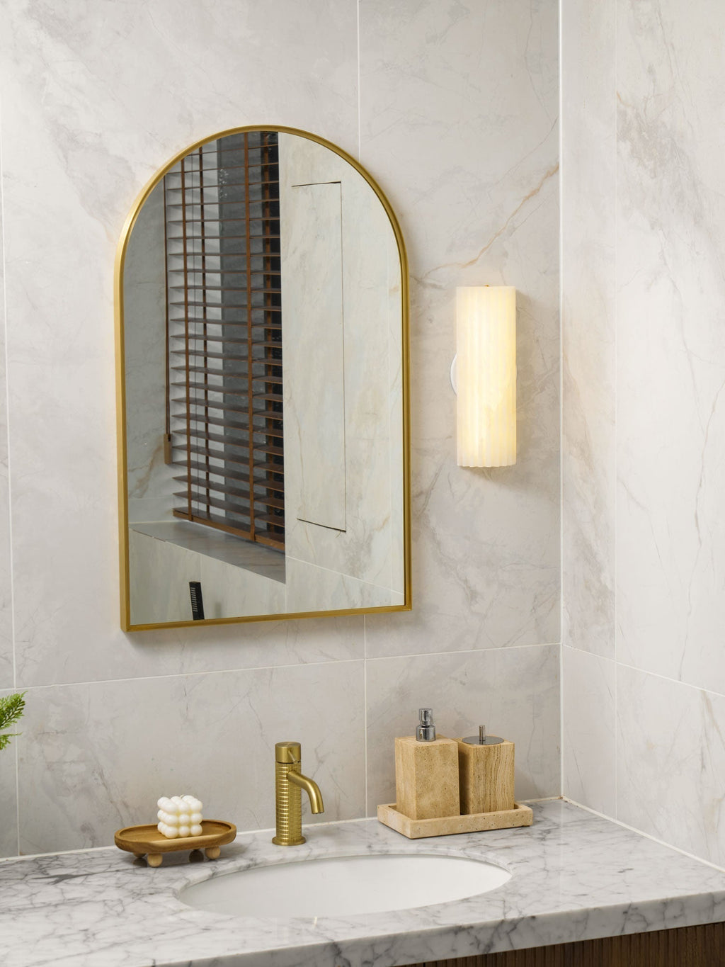 Orcarion Alabaster Wall Lamp - product image 3