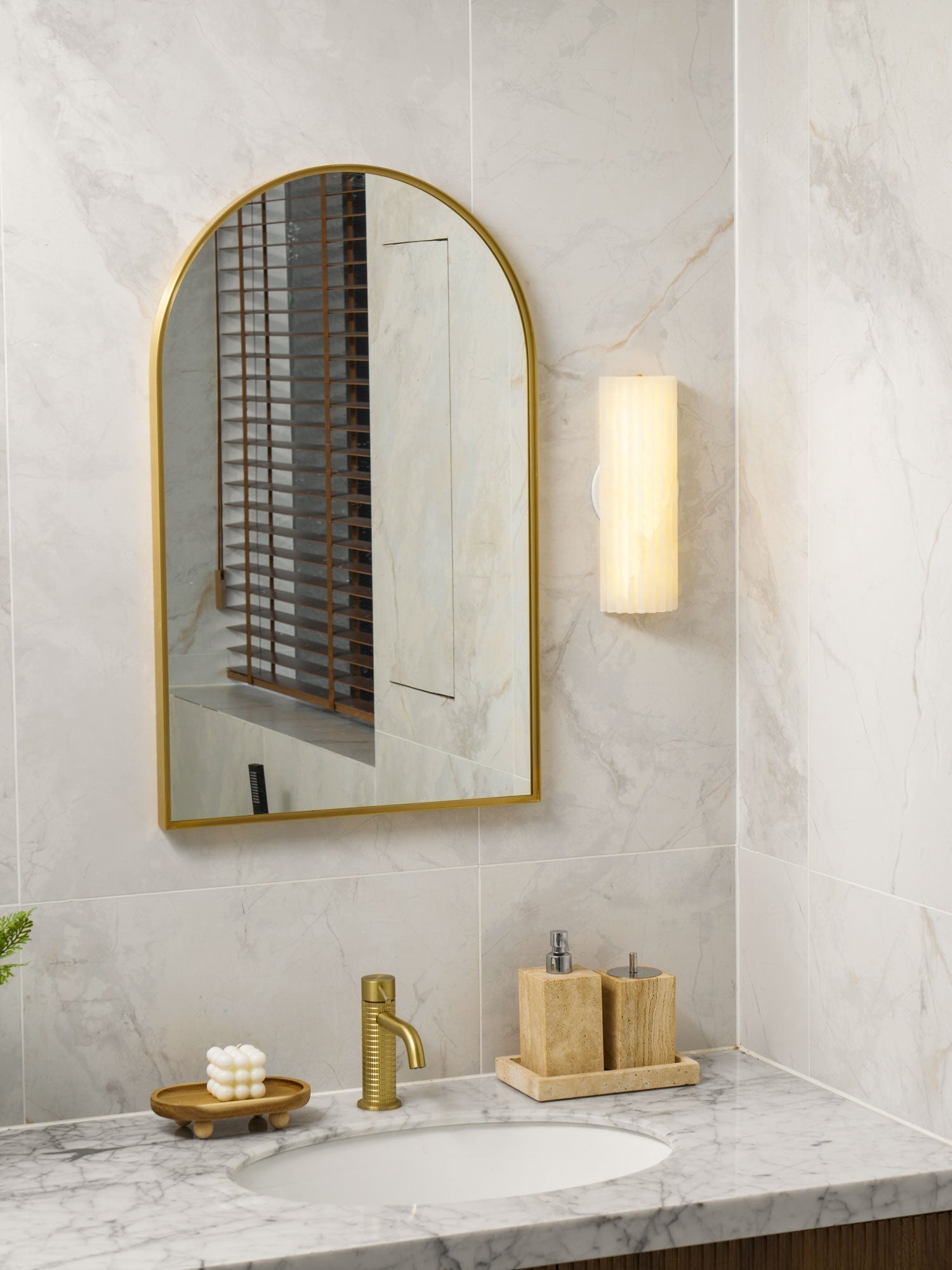 Orcarion Alabaster Wall Lamp - product image 3